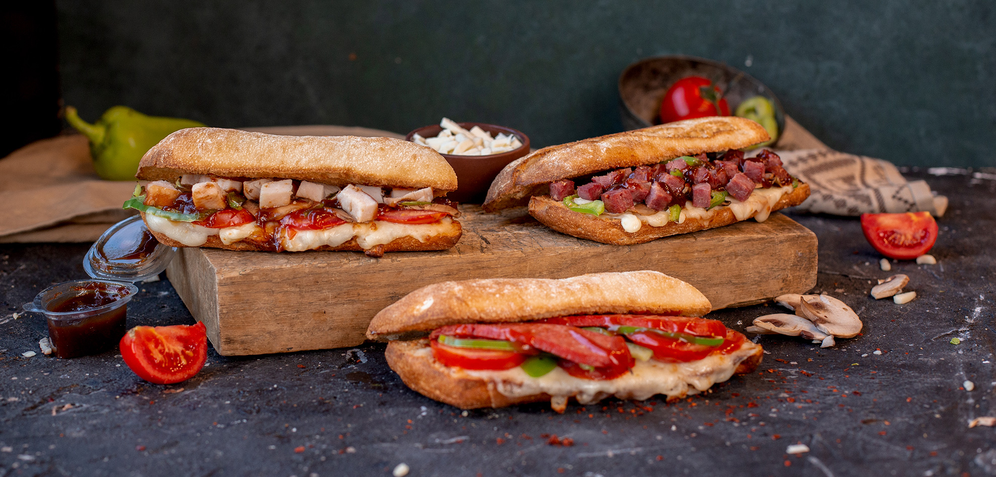 Belegte Sandwiches auf einem Holzbrett